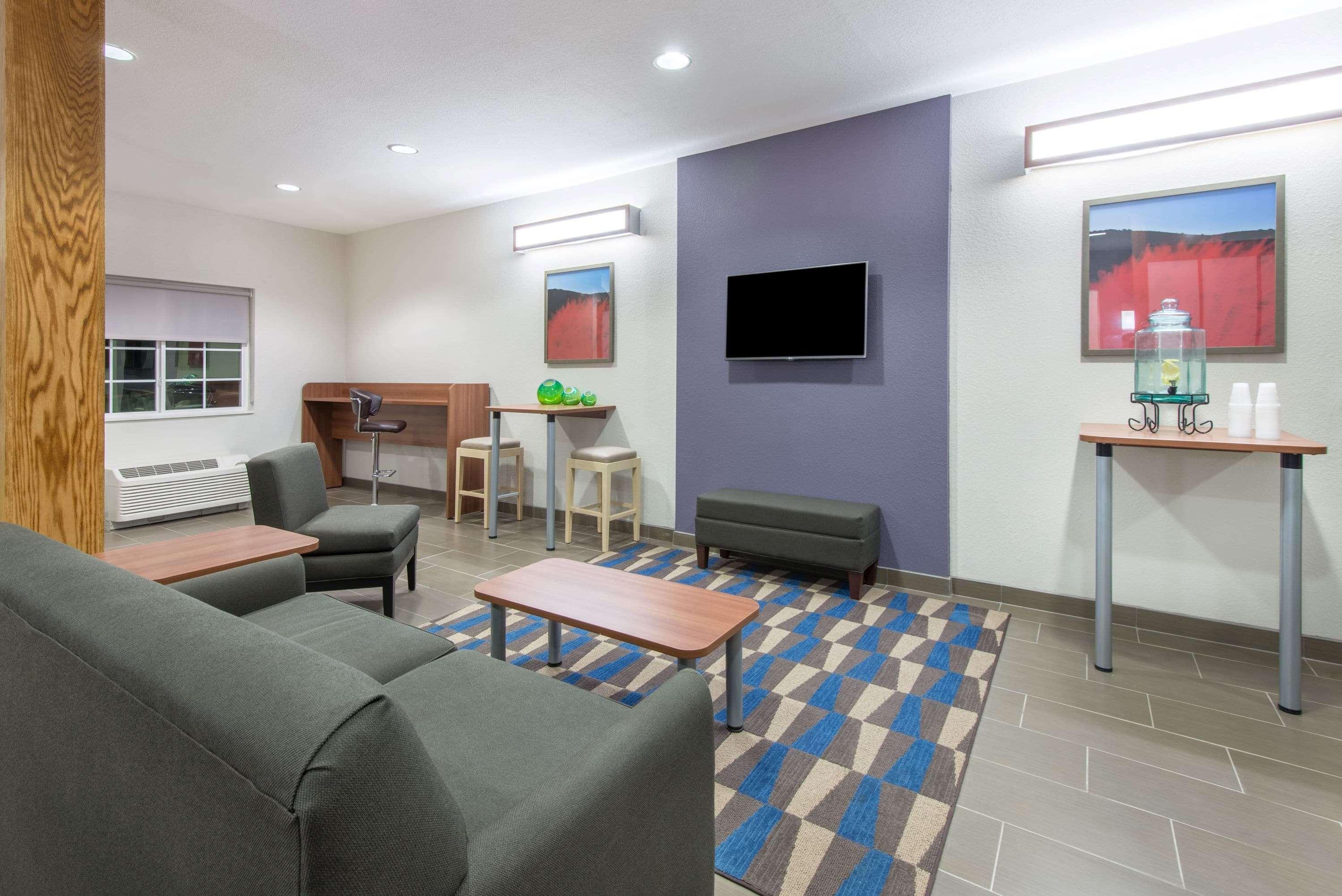 Microtel Inn & Suites By Wyndham Cadiz Buitenkant foto